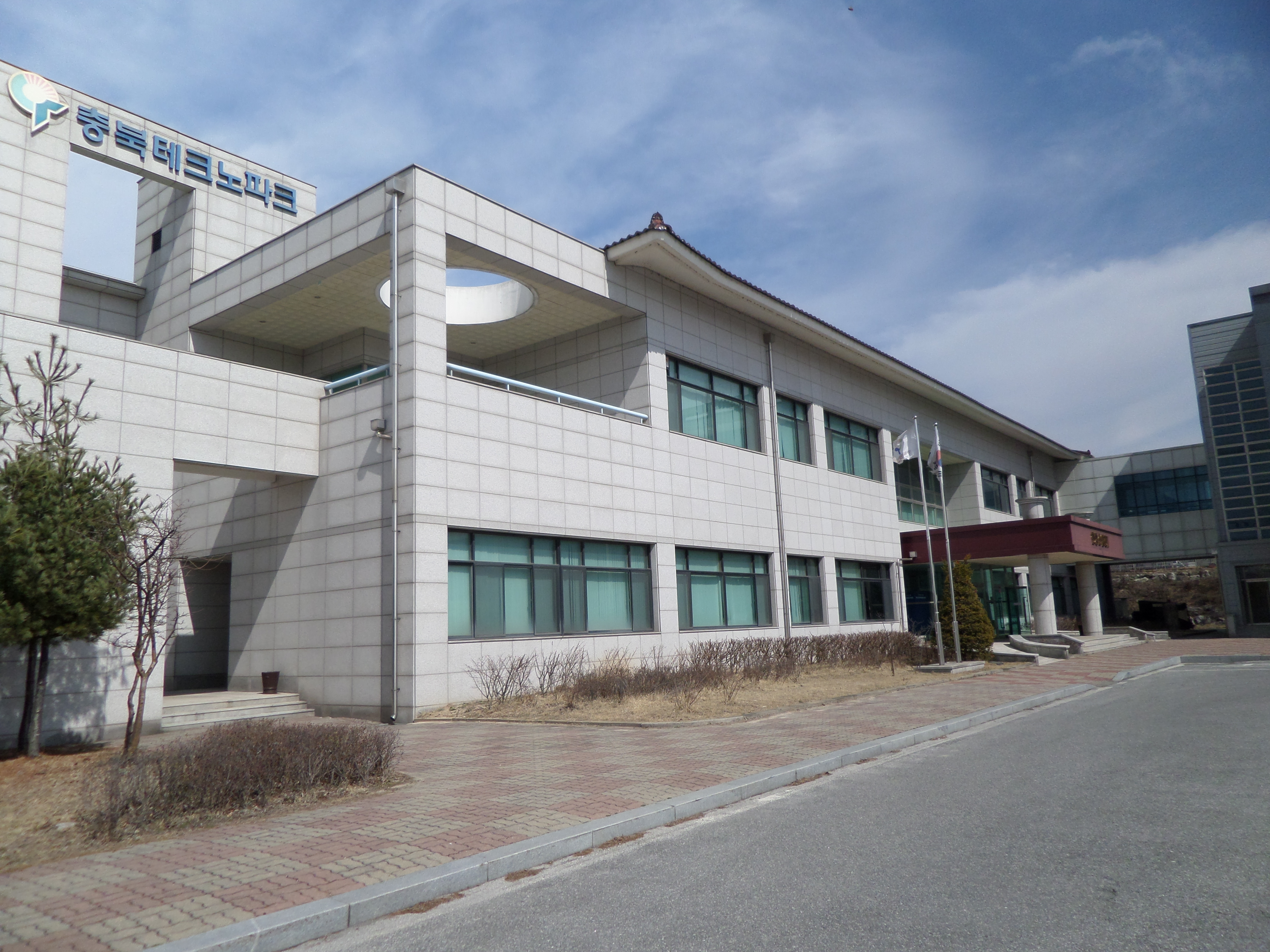 경방 회사소개 자료에 수록된 제천 사업 거점 건물 사진